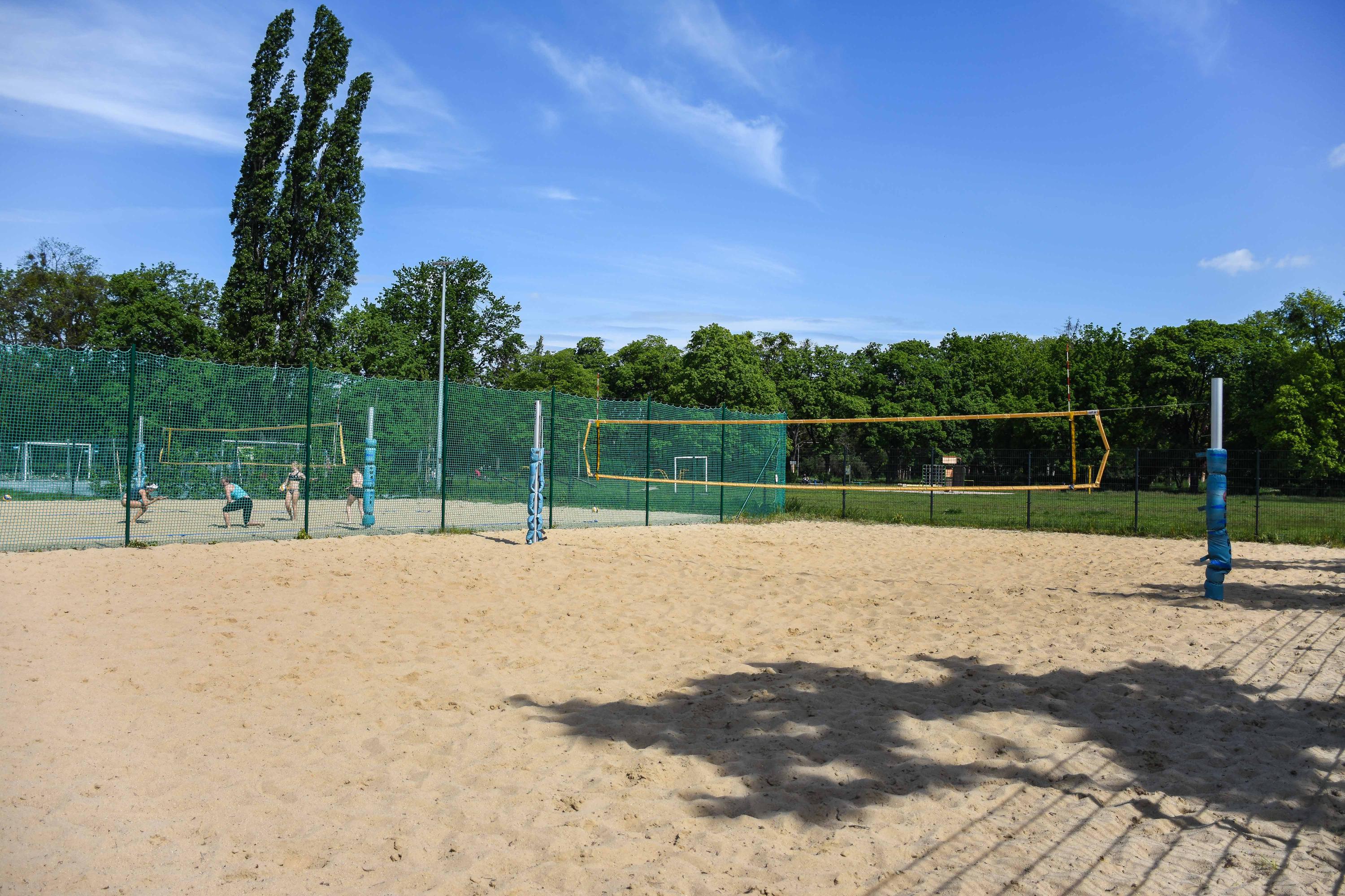 Boiska piłki plażowej w parku 